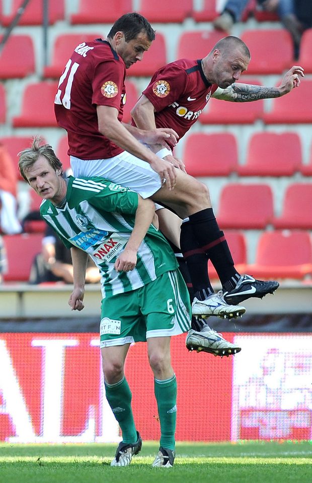 Petr Mach z Bohemians Praha a nad ním sparťané Řepka a Brabec Petr Mach z Bohemians Praha a nad ním sparťané Řepka a Brabec
