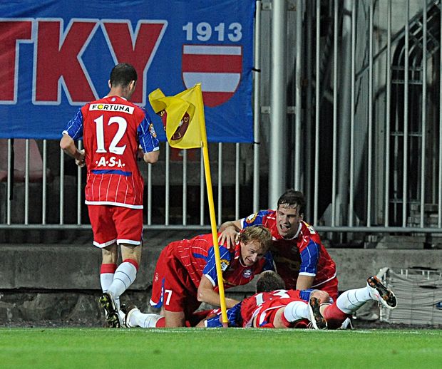 Radost brněnských fotbalistů po první brance Radost brněnských fotbalistů po první brance