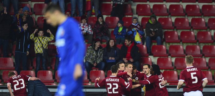 Sparťanští fotbalisté se radují z prvního gólu proti Brnu. Ten přišel po pouhé čtvrthodině zápasu