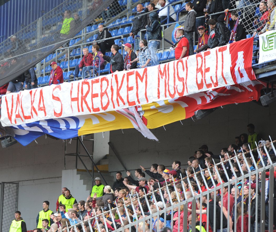 Sparťanští fanoušci se vytasili s transparentem Válka s Hřebíkem musí bejt...