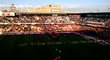 Fanoušci Sparty po konci zápasu obklopili na hrací ploše svého největšího hrdinu - Tomáše Řepku...