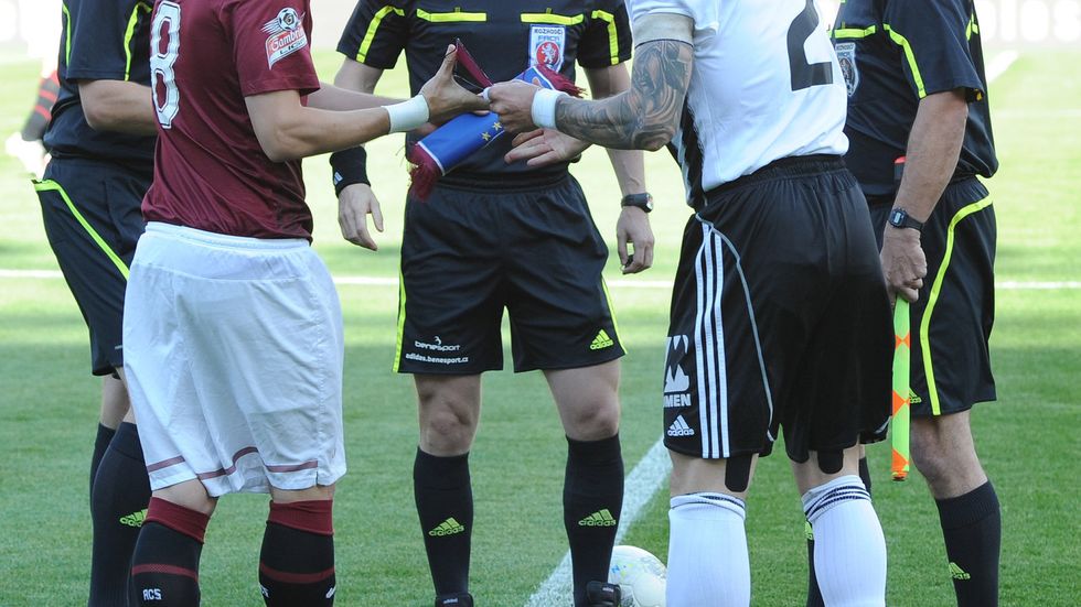 Marek Matějovský si podává ruku s Tomášem Řepkou před posledním zápasem sezony