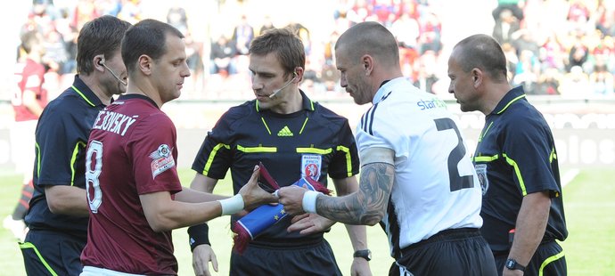 Marek Matějovský si podává ruku s Tomášem Řepkou před posledním zápasem sezony