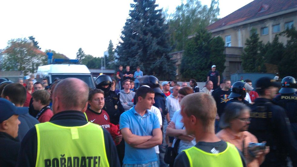 Hlouček fanoušků Sparty, který si chtěl vyříkat remízu na Dukle