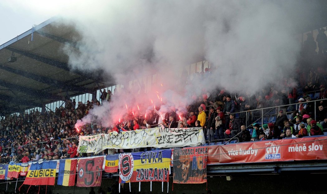 Zakázaná pyrotechnika? Sparťanští fanoušci v zápase s Duklou