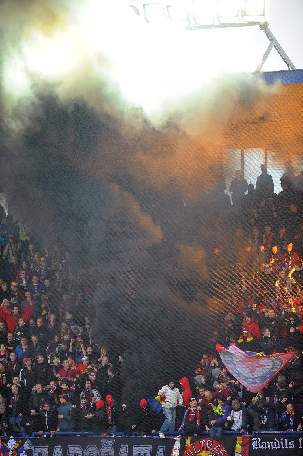 Druhé místo není pro fotbalisty Sparty úspěchem, leč fanoušci s hráči stříbrnou pozici oslavili. Někteří si neodpustili na tribunách bengálské ohně a dýmovnice