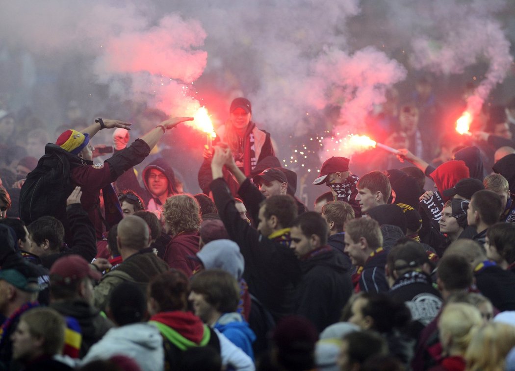 Druhé místo není pro fotbalisty Sparty úspěchem, leč fanoušci s hráči stříbrnou pozici oslavili. Někteří si neodpustili na tribunách bengálské ohně