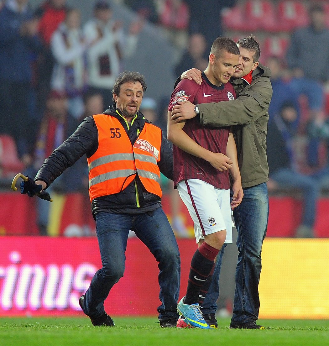 Fanoušek Sparty se po zápase běžel přímo na hřiště pozdravit s Alešem Čermákem. Ten dostal od trenéra Vítězslava Lavičky šanci v ligovém derby s Duklou, Sparta vyhrála 3:0