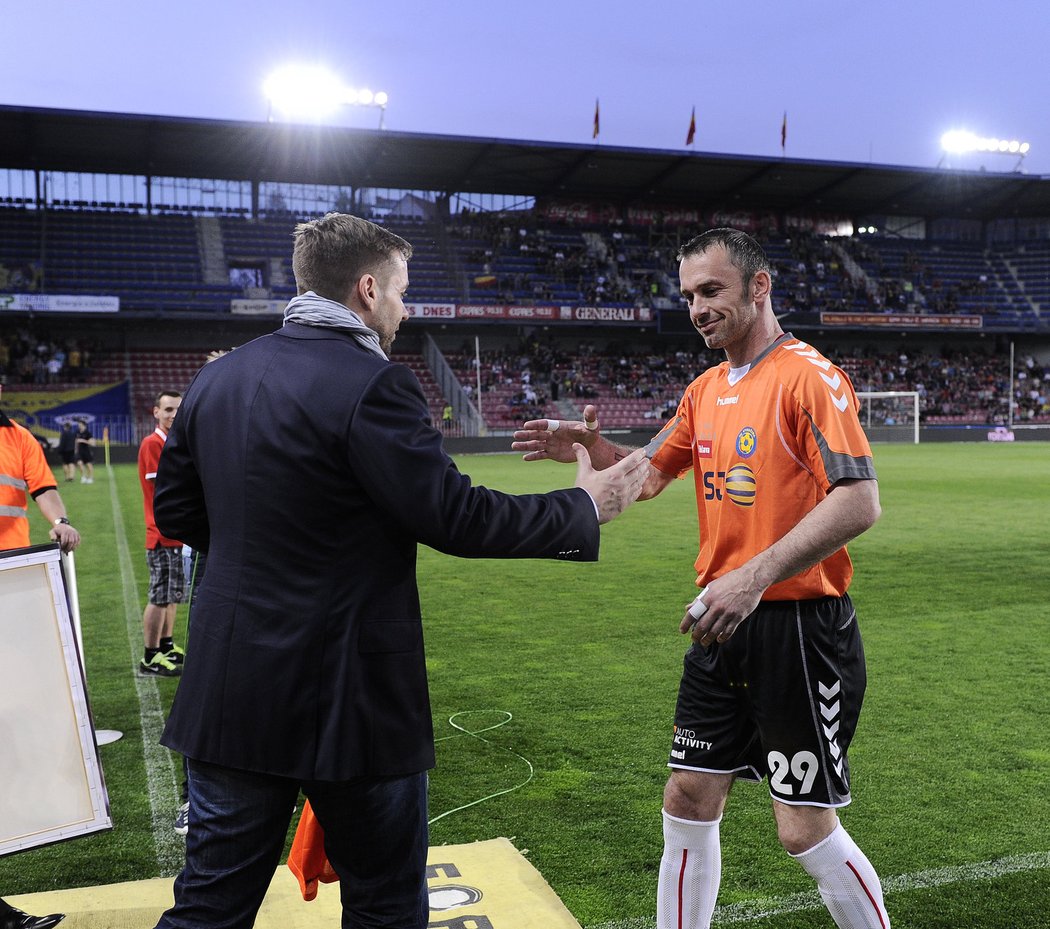 Gólman Jihlavy Jaromír Blažek dostal od vedení letenského klubu před utkáním Gambrinus ligy dárky, Sparta mu poděkovala za dlouholeté věrné služby