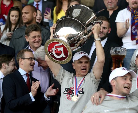 Kouč Vítězslav Lavička je strůjcem posledního titulu Sparty v roce 2014, vedle tleská majitel Daniel Křetínský