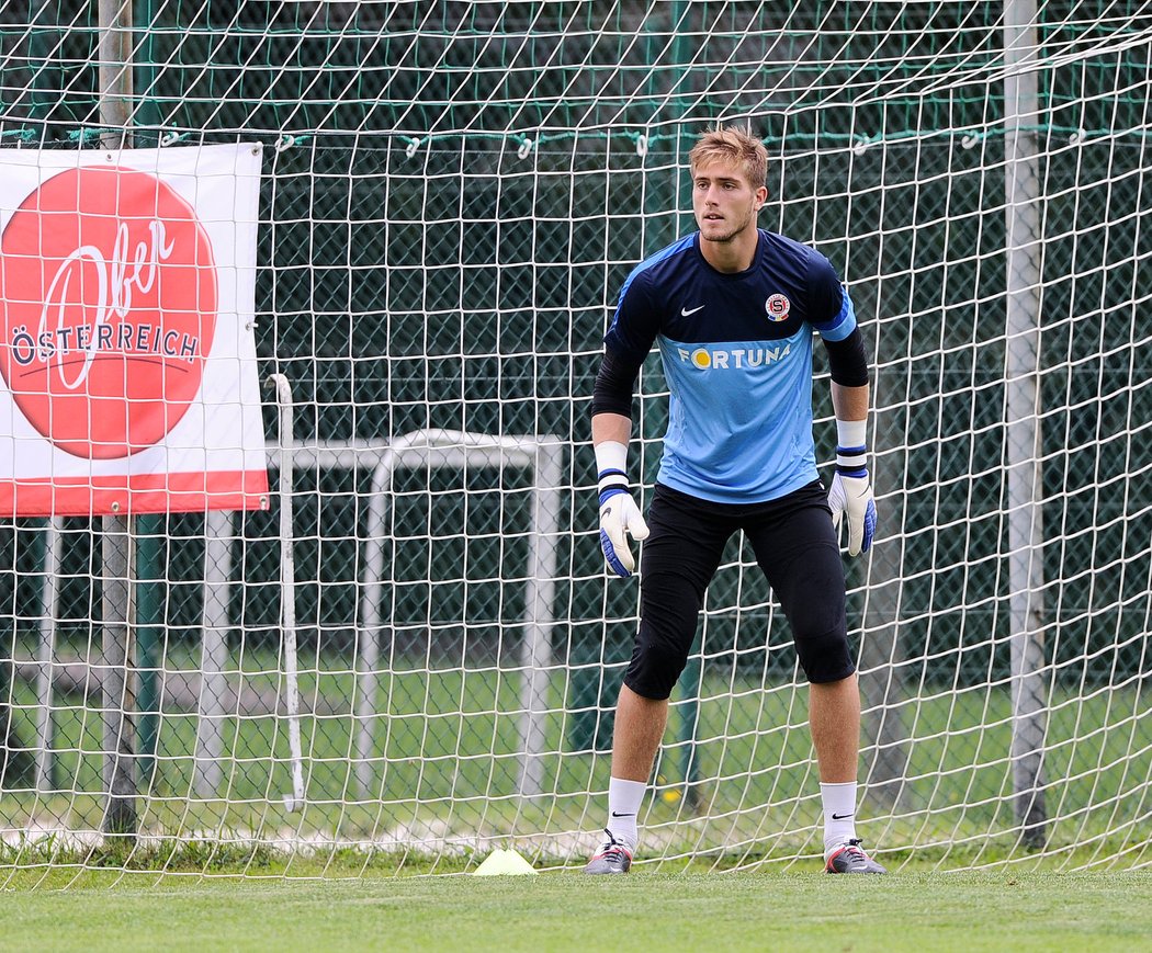 Tomáš Holý je opravdu obrovitý brankář. Je větší než slavný Jan Koller. Měří 206 cm