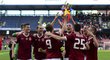 Fotbalisté Sparty slaví výhru s Olomoucí s pohárem, který dostali od maséra Tomáše Stránského