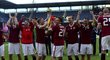 Fotbalisté Sparty si užívají s fanoušky výhru nad Olomoucí a nad hlavu zvedají pohár, který dostali od maséra Tomáše Stránského