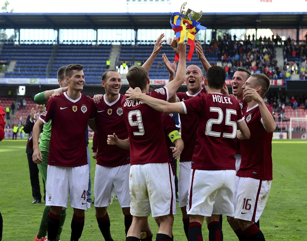 Fotbalisté Sparty slaví výhru s Olomoucí s pohárem, který dostali od maséra Tomáše Stránského