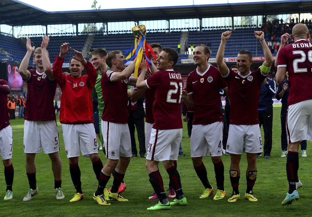 Fotbalisté Sparty si užívají s fanoušky výhru nad Olomoucí a nad hlavu zvedají pohár, který dostali od maséra Tomáše Stránského