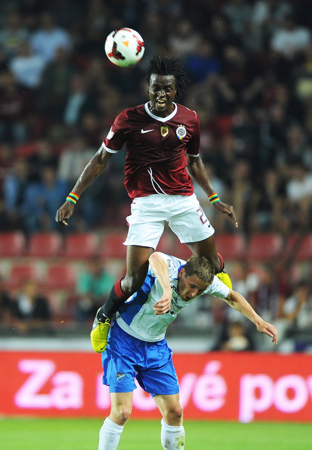 Sparťanský obránce Costa se v bitvě s Baníkem trefil za záda obou brankářů. Sparta nakonec vyhrála 4:1