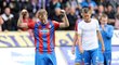 Plzeňský fotbalista David Limberský zatíná svaly na znamení triumfu. Plzeň vyhrála v lize nad Spartou 1:0 gólem z penalty, kterou nafilmoval právě Limberský