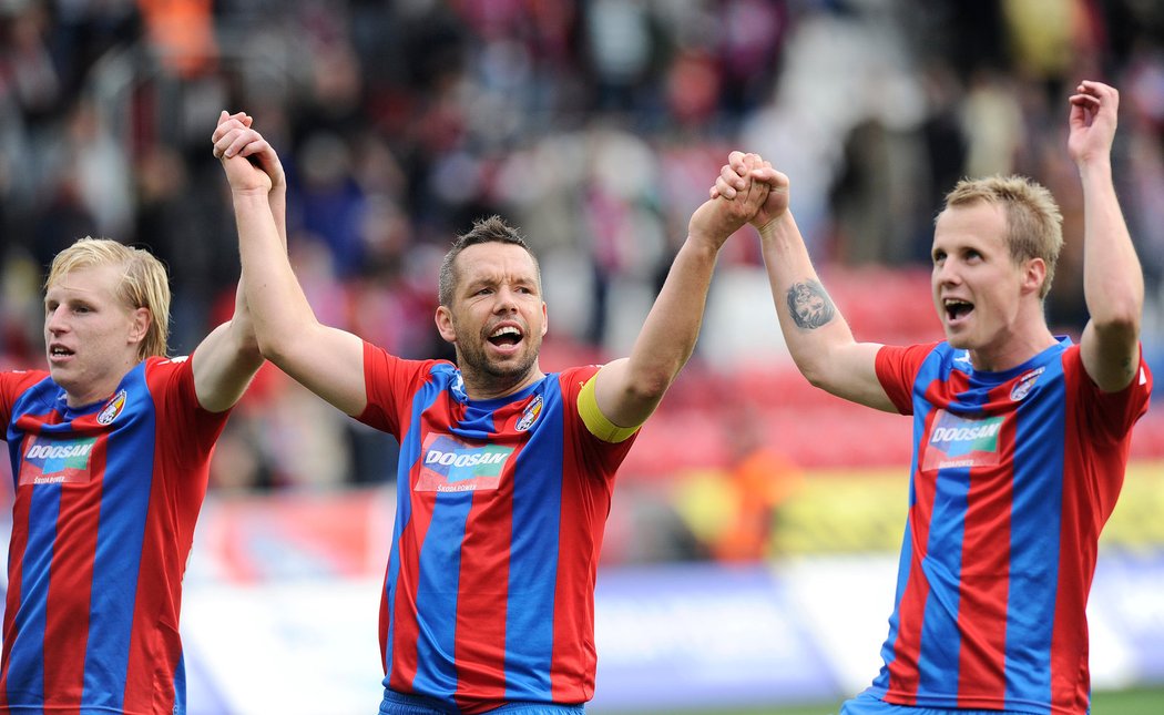 Plzeňští fotbalisté slaví, protože vyhráli na Spartou. Pavel Horváth (uprostřed) zápas rozhodl gólem z penalty, David Limberský (vpravo) svým teatrálním pádem penaltu zařídil