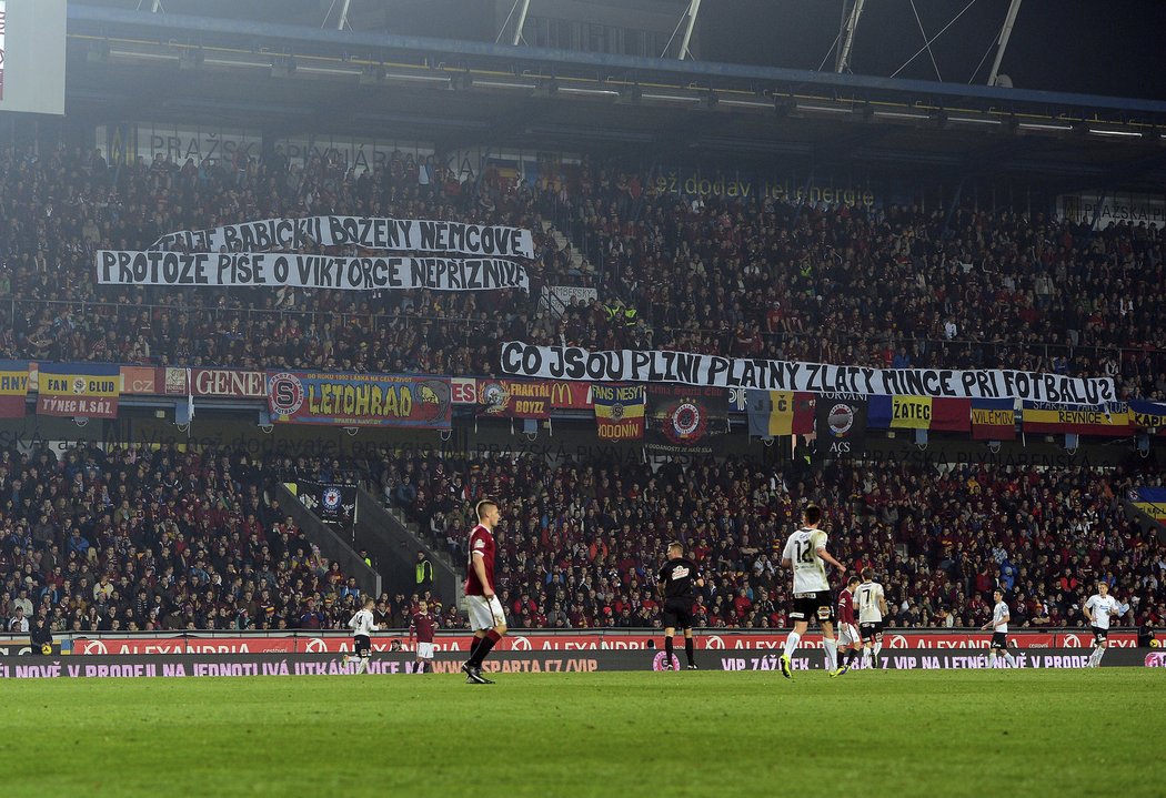 Sparťanští fanoušci svou nevraživost k rivalům z Plzně během šlágru na Letné nijak neskrývali