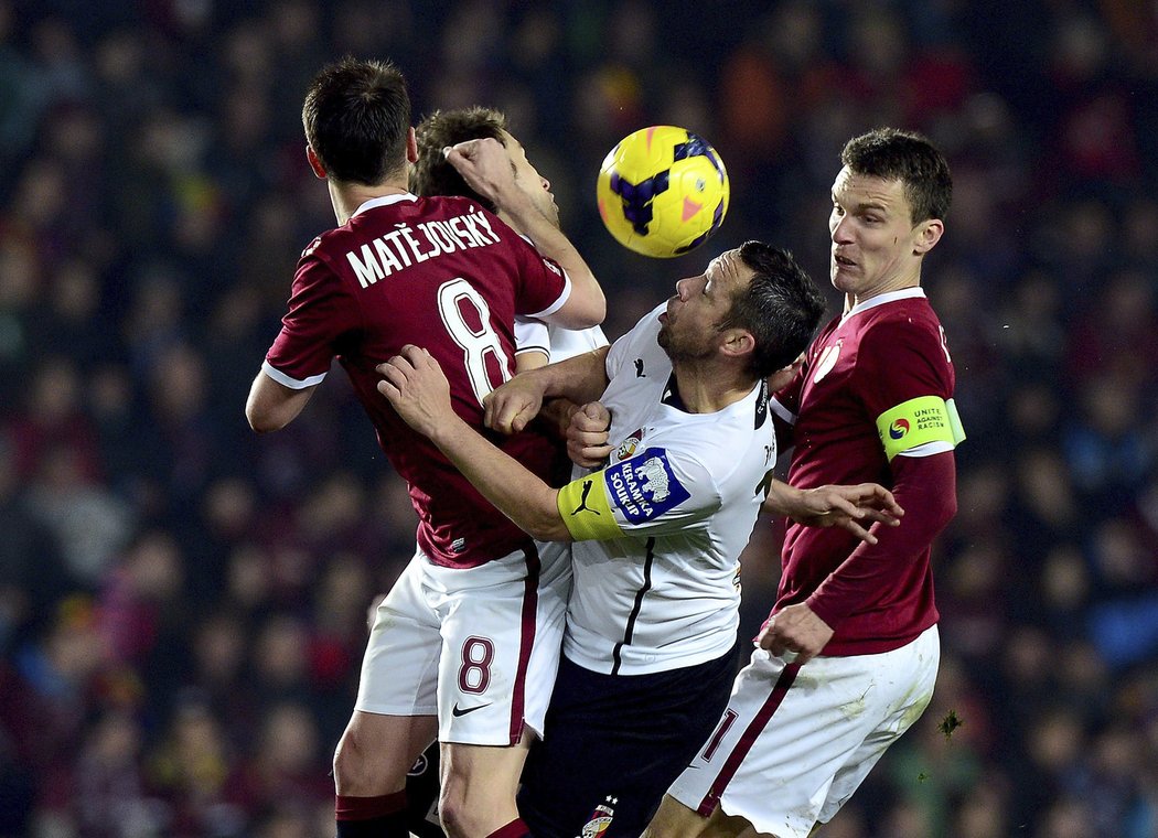 Před rokem si nepodali Marek Matějovský a Pavel Horváth ruce, tentokrát se ale po zápase potkali. Stejně jako několikrát během něj...