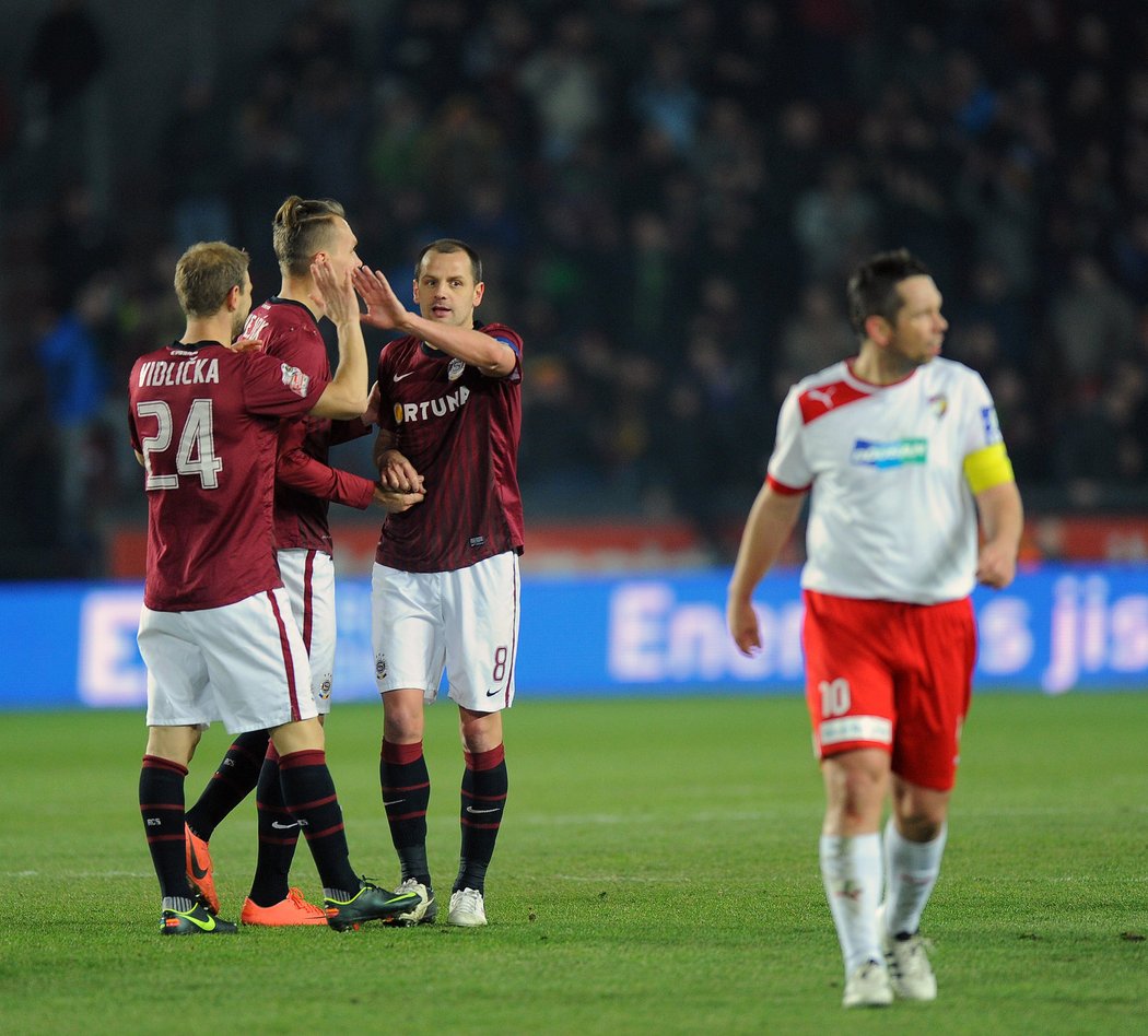 Radující se sparťané (zleva) Vlastimil Vidlička, Ondřej Švejdík a Marek Matějovský pozorují zklamaného Pavla Horvátha