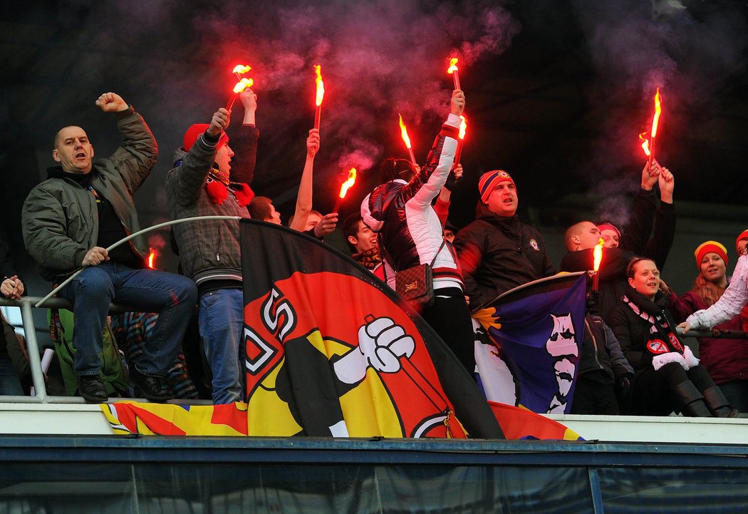 Na tréninku Sparty před Plzní panovala nezvykle bouřlivá atmosféra. Fanoušci vytáhli i jinak zakázanou pyrotechniku