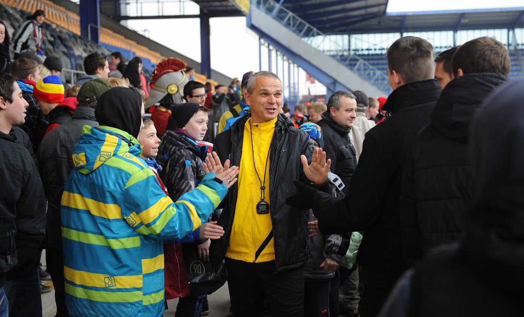 Tohle je otevřený trénink: Sparťanský kouč Vítězslav Lavička v obležení fanoušků