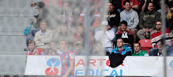 Na hřišti plály při zápase Plzně se Spartou nejen emoce, fanoušci opět propašovali do ochozů i bengálské ohně a další pyrotechniku.