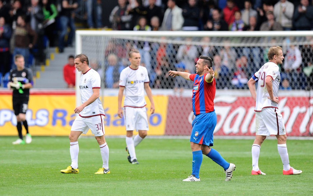 Záložník Plzně Pavel Horváth se raduje, jeho tým právě vyhrál nad Spartou 1:0 a posunul se na první místo tabulky.