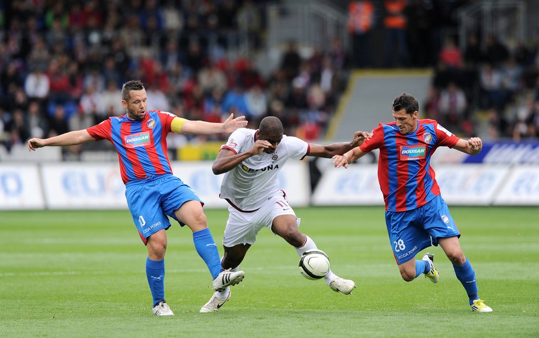 Sparťanský útočník Leonard Kweuke se rval s plzeňskou přesilou, gól však nedal a z výhry 1:0 se těšili Západočeši.