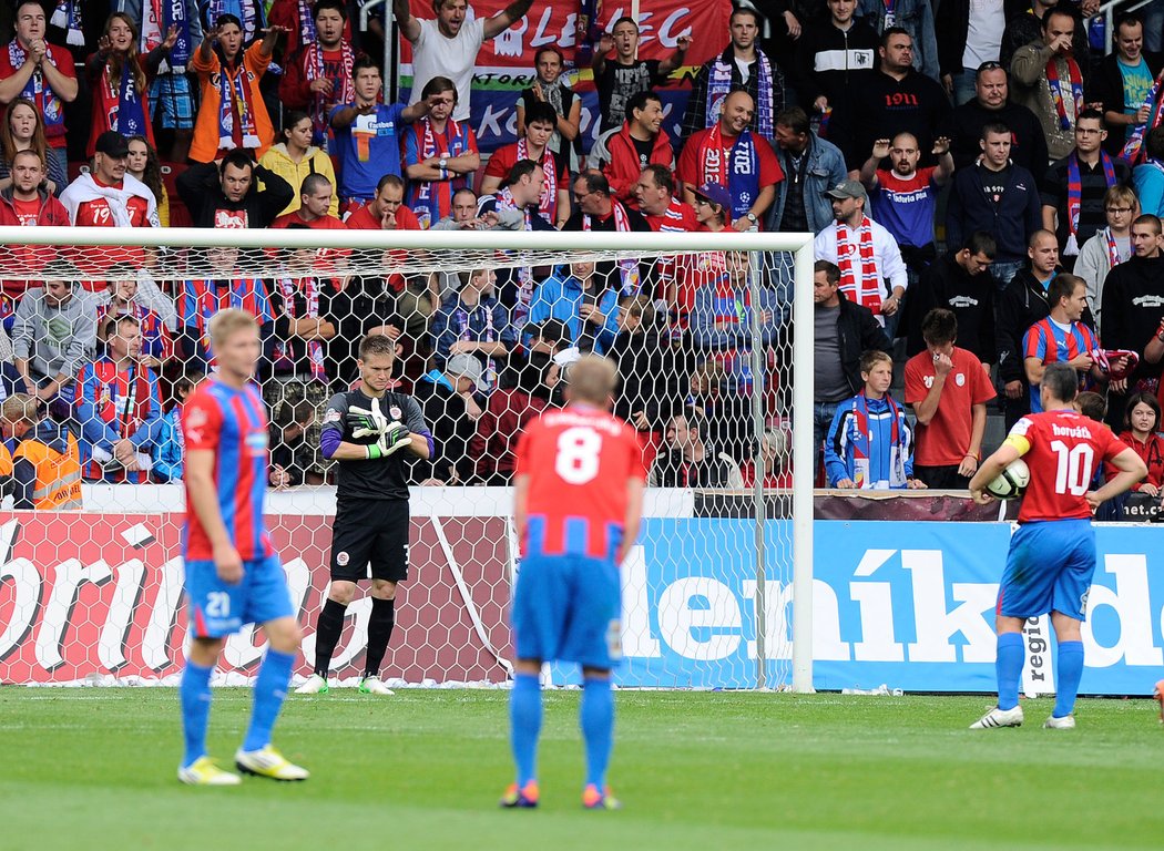 Pavel Horváth se chystá na penaltu v duelu se Spartou, záložník Plzně pokutový kop proměnil a Západočeši vyhráli šlágr 1:0