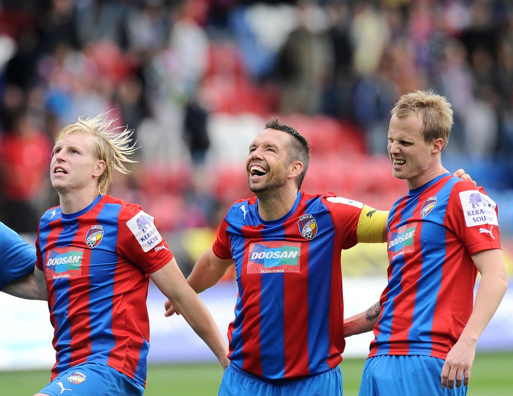 Fotbalová Plzeň je v euforii, tým vyhrál nad Spartou 1:0 a vede Gambrinus ligu. Vítězný gól vstřelil záložník Pavel Horváth (uprostřed), penaltu zařídil David Limberský