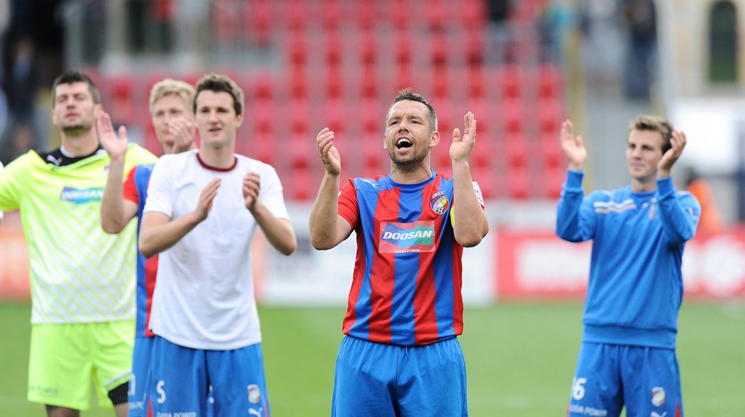 Fotbalisté Plzně se po vítězství nad Spartou radovali s fanoušky. Že vyhráli gólem z vymyšlené penalty nikdo z nich neřešil.