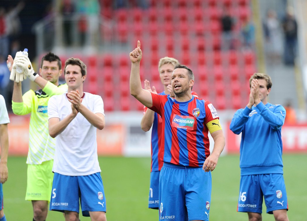 Fotbalisté Plzně se po vítězství nad Spartou radovali s fanoušky. Že vyhráli gólem z vymyšlené penalty nikdo z nich neřešil.