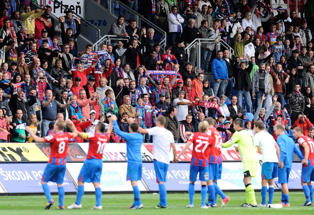 Fotbalisté Viktorie Plzeň si výhru nad Spartou náležitě užívali a slavili s diváky