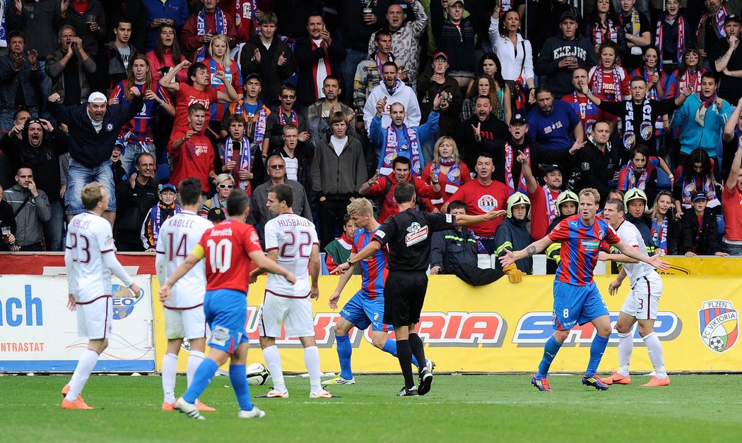 Klíčový moment ligového šlágru mezi Plzní a Spartou. Sudí Matějek nařizuje ve prospěch Západočechů pokutový kop, který David Limberský nafilmoval.