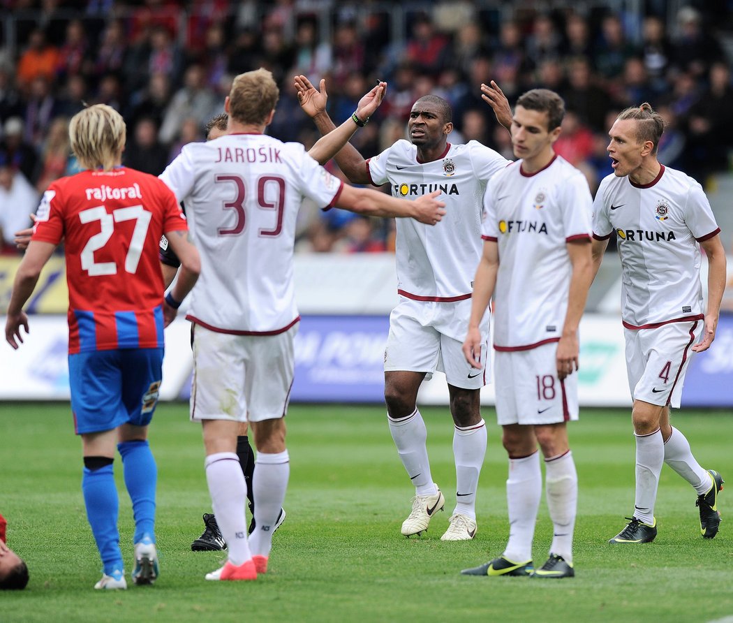 Fotbalisté Sparty byli po utkání v Plzni naštvaní a zklamaní. Prohráli gólem z pokutového kopu 0:1, sudí Matějek při něm zbaštil filmování Davida Limberského.