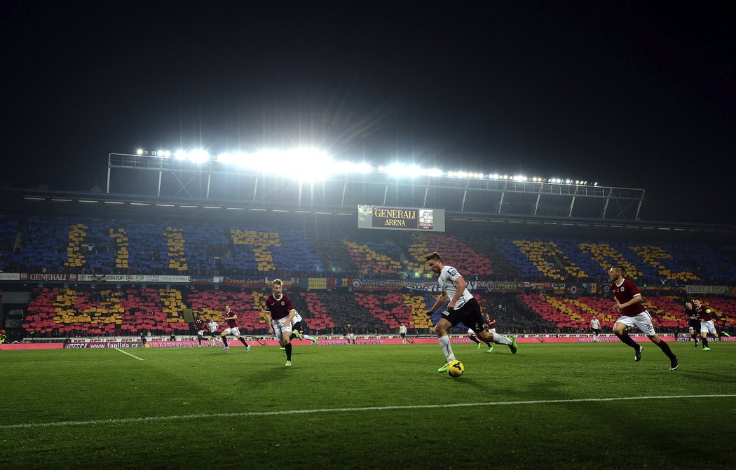 Vyprodaný stadion na Letné připravil šlágru ligy skvělou atmosféru