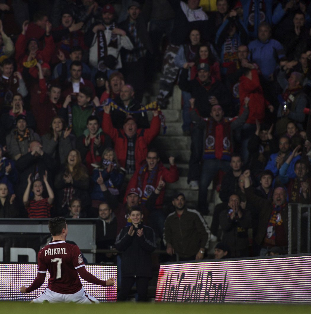 Fotbalisté Sparty ve šlágru 19. kola první ligy porazili Plzeň 1:0. Na čele tabulky tak mají před Viktorií už náskok osmi bodů a rázně tak nakročili za titulem. O skalp úřadujícího mistra se postaral už v osmé minutě Tomáš Přikryl. Viktoria dohrávala od 48. minuty bez vyloučeného Tomáše Hořavy, v 84. minutě ho do kabin předčasně následoval Michal Ďuriš