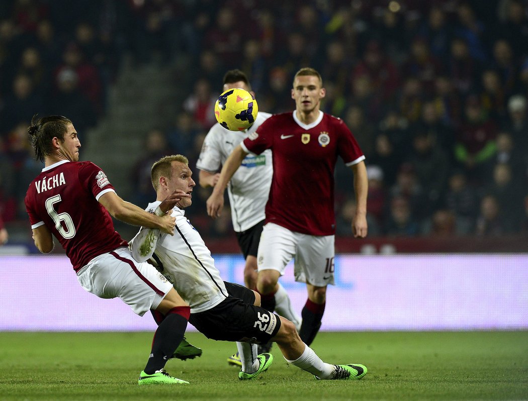 Fotbalisté Sparty Praha porazili v 19. kole první ligy mistrovskou Plzeň 1:0 a přiblížili se zisku titulu. Jedenáct zápasů před koncem sezony zvýšili náskok v čele tabulky na Západočechy na osm bodů