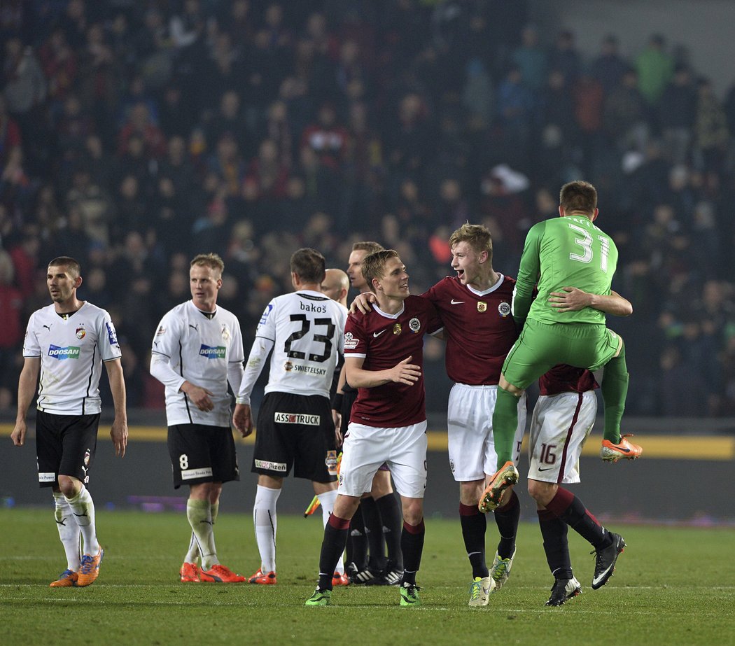 Plzeňský smutek se ztratil ve sparťanské radosti. Letenský tým vyhrál 1:0 a dost možná už v březnu rozhodl o titulu