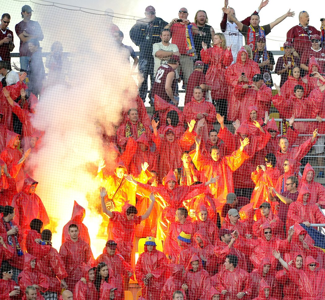 Pyrotechnika v kotli fanoušků Sparty mnohdy nechybí