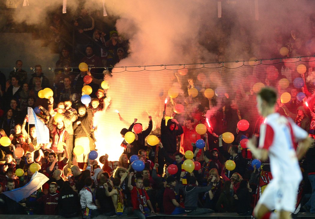 Fanoušci dokázal při derby &#34;S&#34; vytvořit skvělou atmosféru, vše ale pokazili nevodnými pokřiky. Chuligáni Slavie navíc napadli obyčejné fandy Sparty