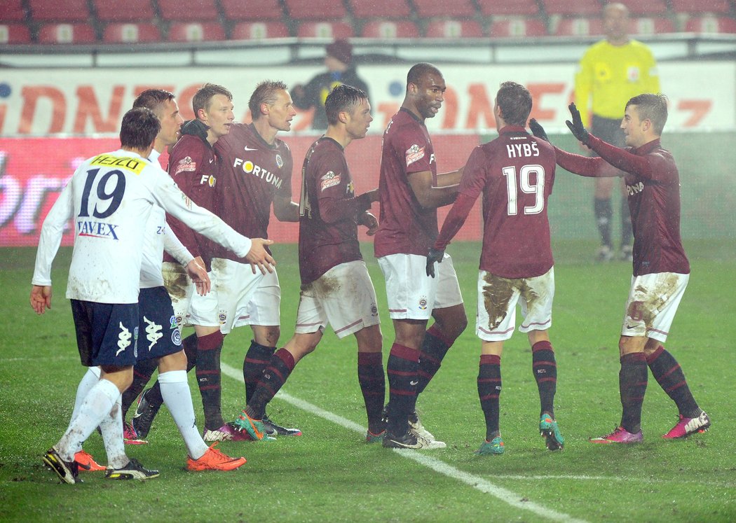 Fotbalisté Sparty slaví. I když se Letenští trápili, nakonec nad Slováckem vyhráli vysoko 4:0