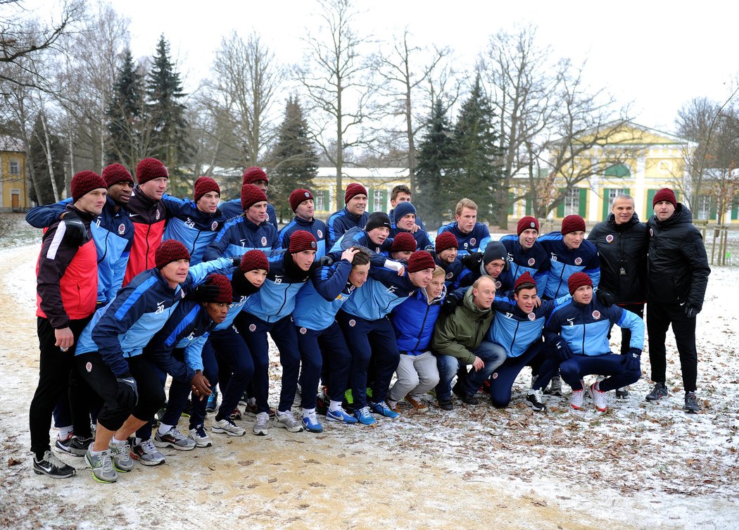 Fotbalisté Sparty se na soustředění vyfotili i se svými fanoušky