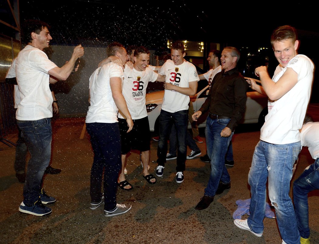 Fotbalisté Sparty se utápějí v prvních sprškách šampaňského, na Letné s nimi slavil titul i kouč Vítězslav Lavička