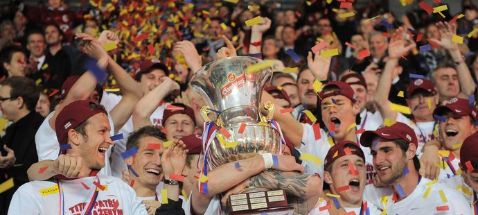 Tomáš Řepka objímá pohár pro vítěze. Zopakuje to i tuto sezonu?