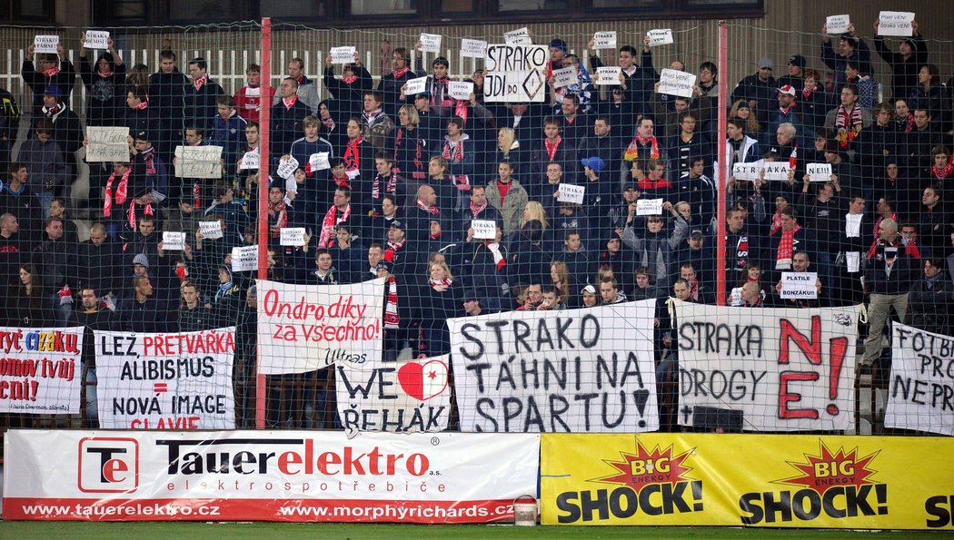 Fanoušci Slavie a jejich další trasparenty proti Strakovi