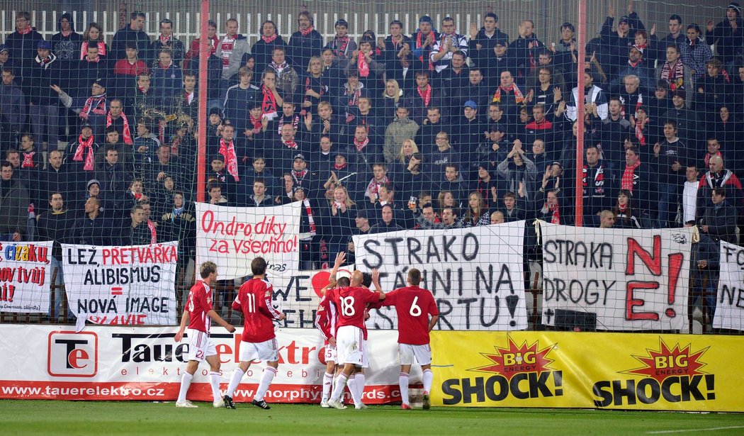 Radující se hráči Viktorie, někteří \\&#34;fanoušci\\&#34; Slavie tleskají