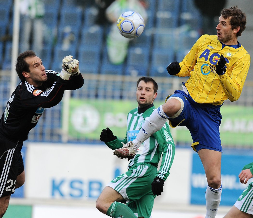 Brankář Bohemians Praha Jaroslav Belaň jde neohrožene do souboje s teplický Doškem